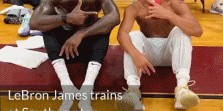 幸运！詹姆斯近日在纽约邀请一名高中生和他一起训练