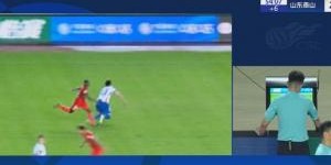 九游体育官网-有无争议？阿奇姆彭半场前破门，VAR判其进攻犯规取消进球