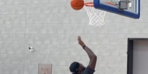 九游体育平台-篮板+1！詹姆斯示范对抗上篮翻车 空篮不进