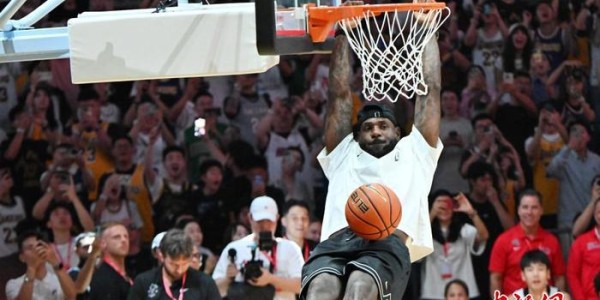 九游体育官方网站-NBA球员勒布朗·詹姆斯到访四川成都