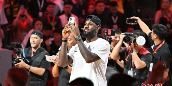 九游体育官方网站-NBA球员勒布朗·詹姆斯到访四川成都