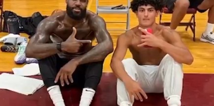 幸运！詹姆斯近日在纽约邀请一名高中生和他一起训练